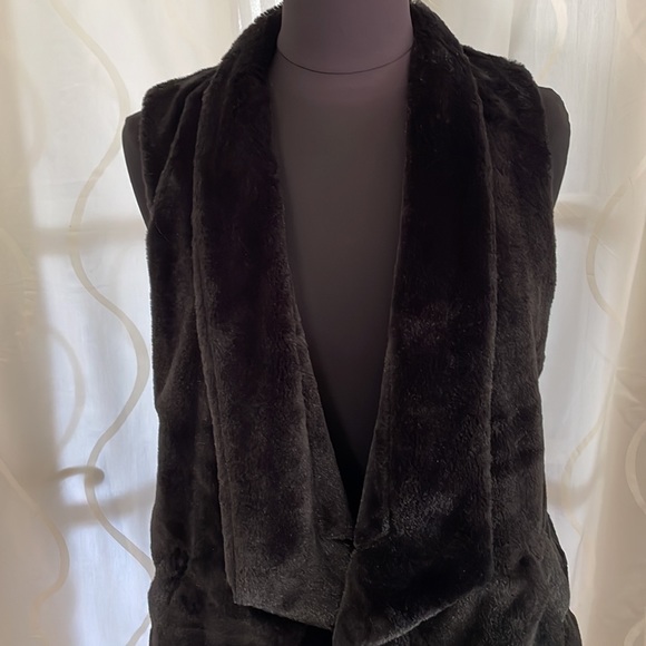 DKNY Black Faux Fur Vest - Picture 2 of 8